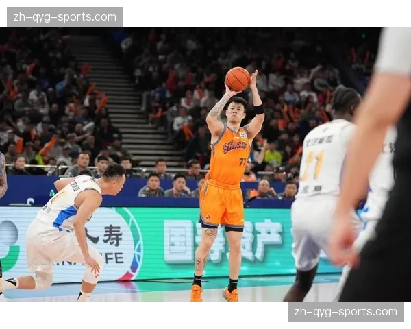 上海男篮十三连胜登顶 古德温主导内外结合战术体系成效显著